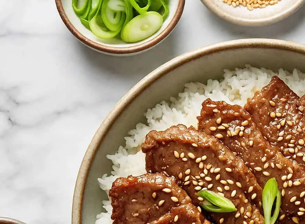 Bulgogi Coreano con Arroz: El Sabor Más Popular de la Cocina Coreana Bulgogi coreano con arroz