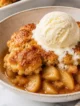 Tazón de cobbler de manzana con helado de vainilla