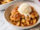 Tazón de cobbler de manzana con helado de vainilla
