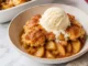 Cobbler de manzana Tazón de cobbler de manzana con helado de vainilla
