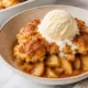 Tazón de cobbler de manzana con helado de vainilla