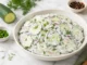 Platón con ensalada de pepinos