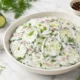 Platón con ensalada de pepinos