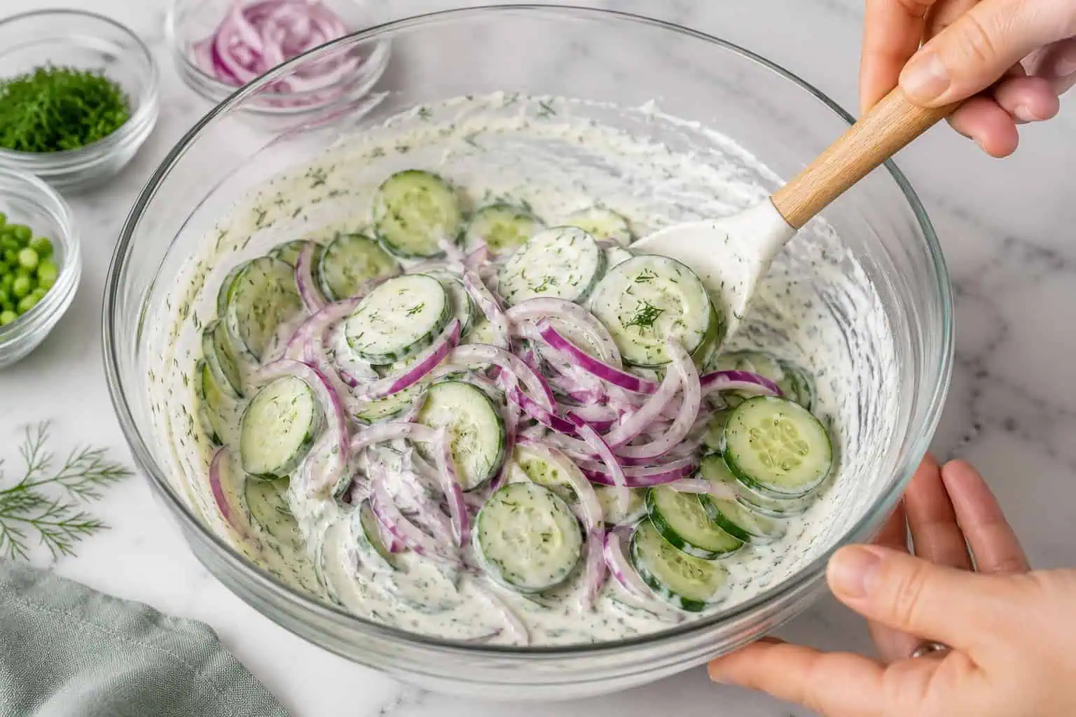 Ensalada de Pepino Cremosa: la guarnición fresca que siempre termina primero en la mesa Platón con ensalada de pepinos