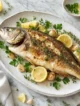 Lobina al Horno: Un Plato Elegante, Saludable y Lleno de Sabor Plato con una lobina al horno