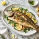 Plato con una lobina al horno