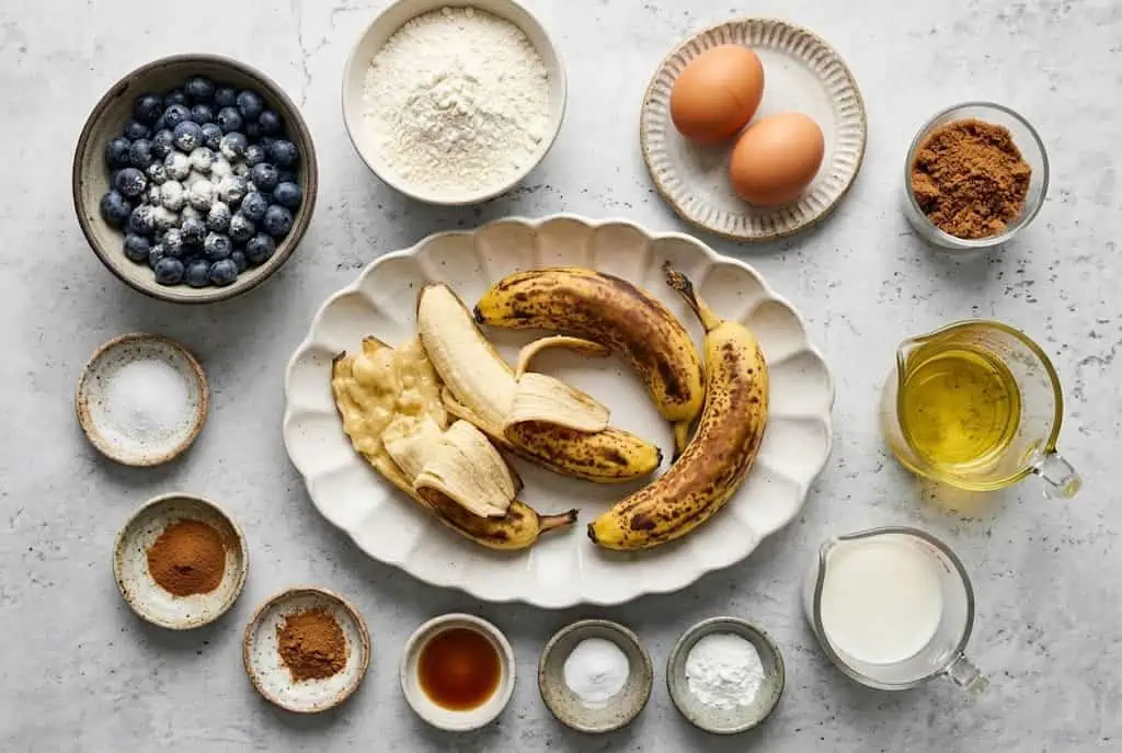 Pan de Plátano con Arándanos: un pan casero húmedo, aromático y lleno de sabor Pan de plátano con arándanos ingredientes