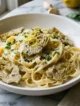 Plato con pasta cremosa y alcachofas