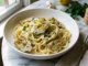 Pasta Cremosa con Alcachofas Plato con pasta cremosa y alcachofas