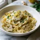Plato con pasta cremosa y alcachofas