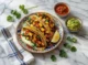 Platón con tacos de pollo al pastor