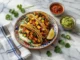 Platón con tacos de pollo al pastor