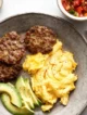 Plato de sausage patties con huevo