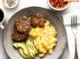 Plato de sausage patties con huevo