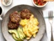 Plato de sausage patties con huevo