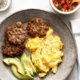 Plato de sausage patties con huevo