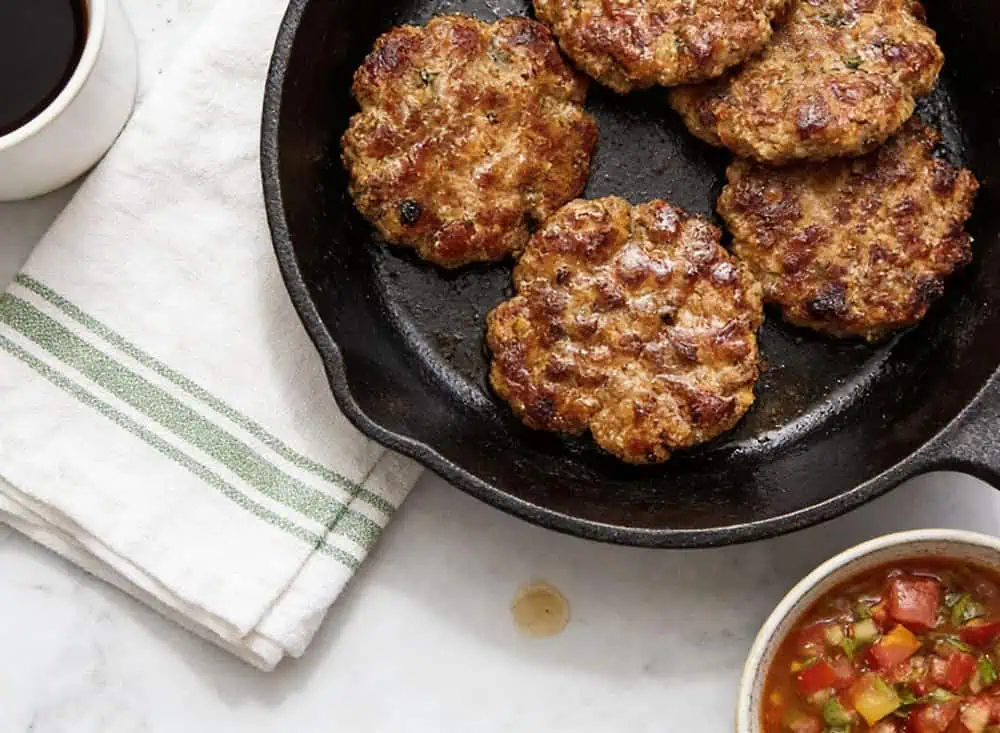 Breakfast Sausage Patties: El Clásico Desayuno Americano Hecho en Casa Sausage patties con huevo