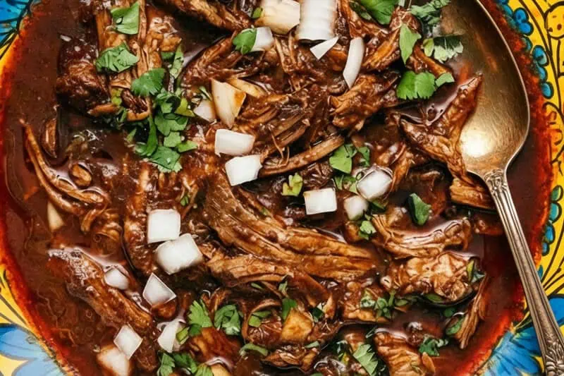 Birria de Res: El Sabor de Una Tradición Mexicana birria de res estilo Jalisco con consomé
