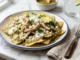 Chilaquiles verdes con pollo con crema queso y aguacate