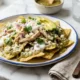 Chilaquiles verdes con pollo con crema queso y aguacate
