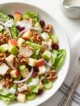 Ensalada de manzana, nueces y pollo con lechuga y aderezo cremoso