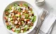Ensalada de manzana, nueces y pollo con lechuga y aderezo cremoso