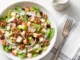 Ensalada de manzana, nueces y pollo con lechuga y aderezo cremoso