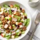 Ensalada de manzana, nueces y pollo con lechuga y aderezo cremoso