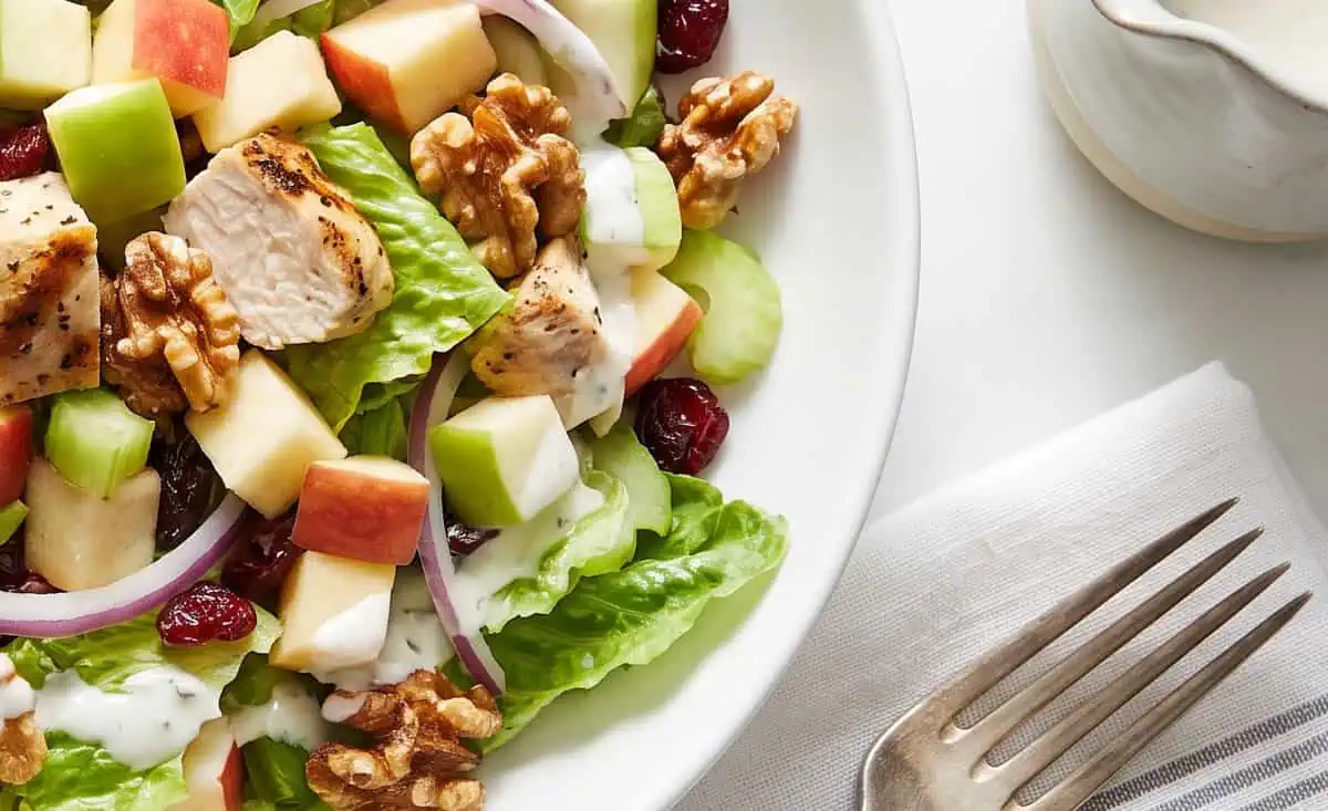 Ensalada de Manzana, Nueces y Pollo Ensalada de manzana, nueces y pollo con lechuga y aderezo cremoso