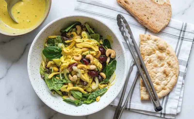 Ensalada de pollo al curry con nuez de la India