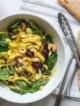 Ensalada de pollo al curry con nuez de la India