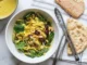 Ensalada de pollo al curry con nuez de la India