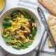 Ensalada de pollo al curry con nuez de la India