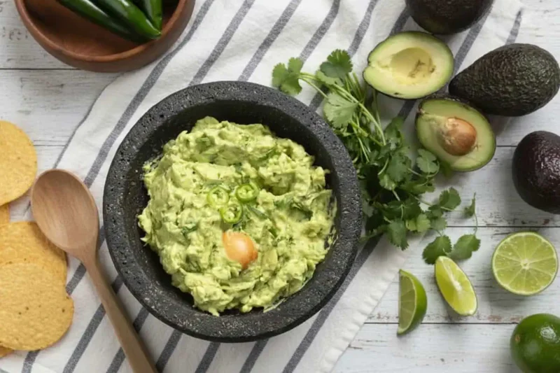 Guacamole mexicano con aguacate, jitomate, chile y cilantro