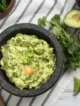 Guacamole mexicano con aguacate, jitomate, chile y cilantro