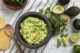 Guacamole mexicano con aguacate, jitomate, chile y cilantro
