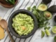 Guacamole Mexicano: Una Preparación Fresca y Sencilla Guacamole mexicano con aguacate, jitomate, chile y cilantro