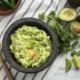 Guacamole mexicano con aguacate, jitomate, chile y cilantro