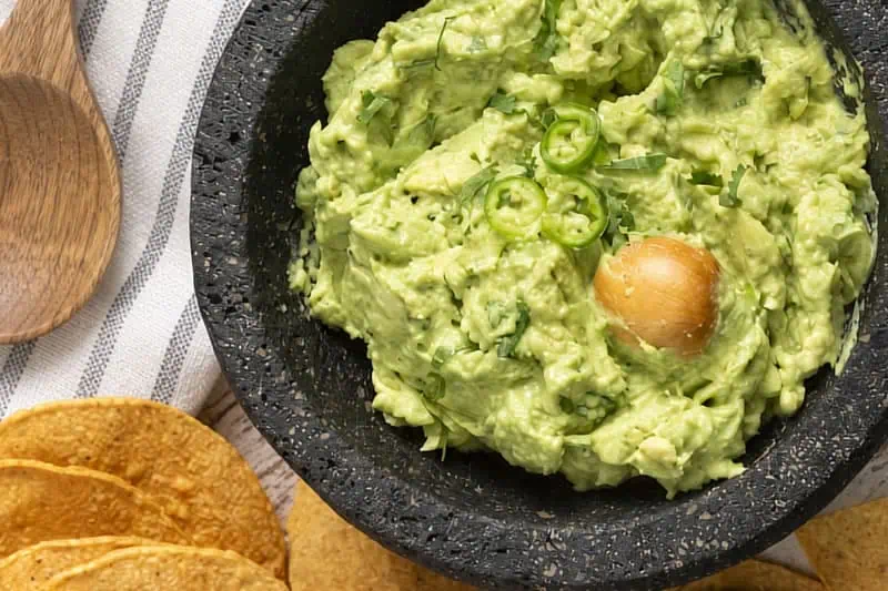 Guacamole Mexicano: Una Preparación Fresca y Sencilla Guacamole mexicano con aguacate, jitomate, chile y cilantro