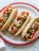 Hot dogs estilo Chicago con mostaza, relish, tomate y pepinillos