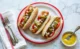 Hot dogs estilo Chicago con mostaza, relish, tomate y pepinillos