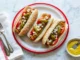 Hot dogs estilo Chicago con mostaza, relish, tomate y pepinillos