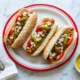 Hot dogs estilo Chicago con mostaza, relish, tomate y pepinillos