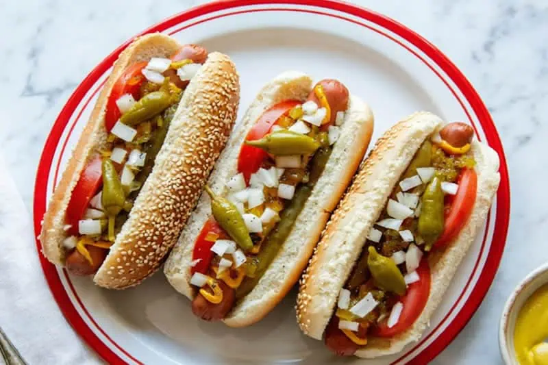 Hot Dogs Estilo Chicago: la receta clásica y sus ingredientes Hot dogs estilo Chicago con mostaza, relish, tomate y pepinillos