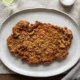 Milanesas de Res Empanizadas: un clásico que siempre funciona Milanesa de res con ensalada verde