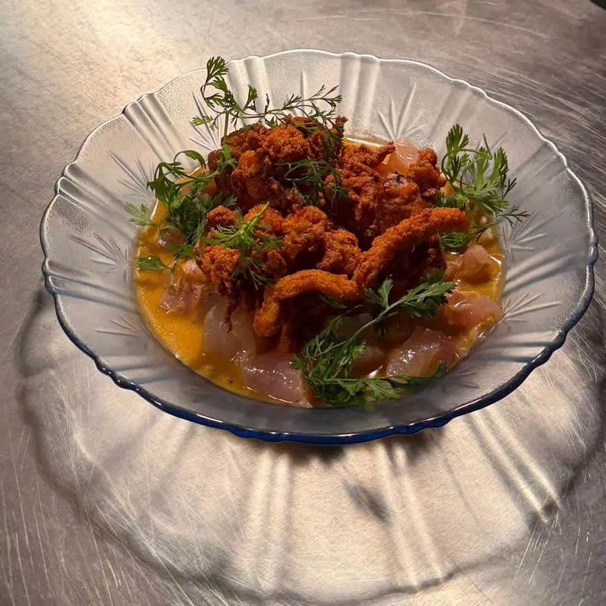 Restaurante Distrito Fresco Plato de ceviche con calamares fritos