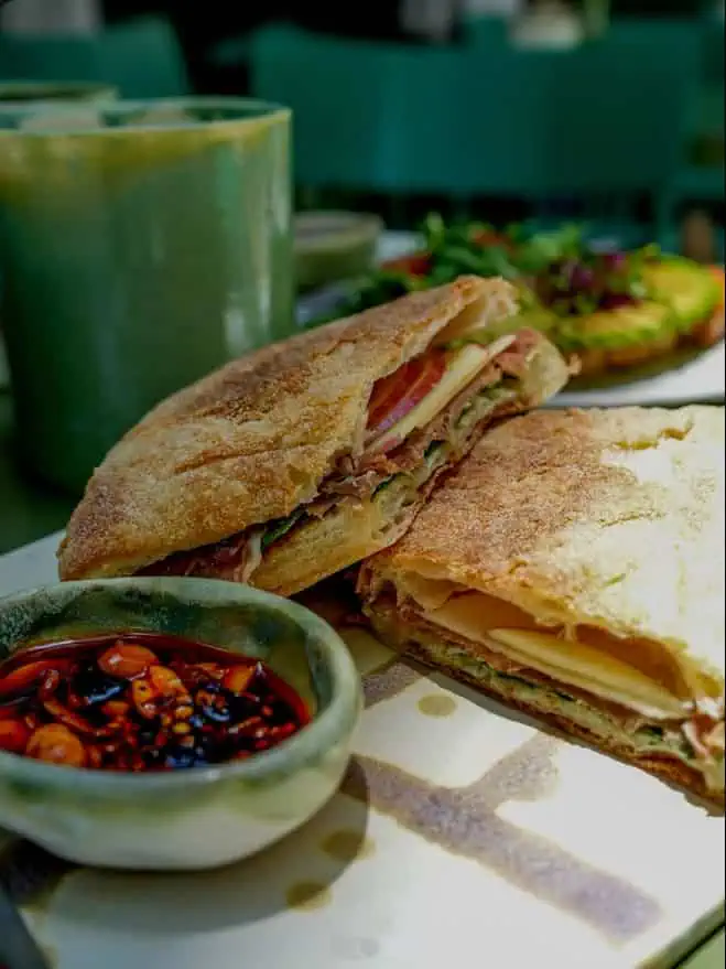 Amamba: café, brunch y antojos en la Roma Cafetería AMAMBA chapata de jamón
