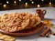 Buñuelos Con Miel de Piloncillo: historia, ingredientes y cómo prepararlos paso a paso Buñuelos crujientes con miel de piloncillo y canela servidos en un plato de barro