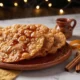 Buñuelos crujientes con miel de piloncillo y canela servidos en un plato de barro