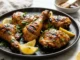 Pollo a la Parrilla Jugoso: el secreto está en la marinada y en saber esperar Piernas y muslos de pollo a la parrilla con piel dorada, limón y perejil